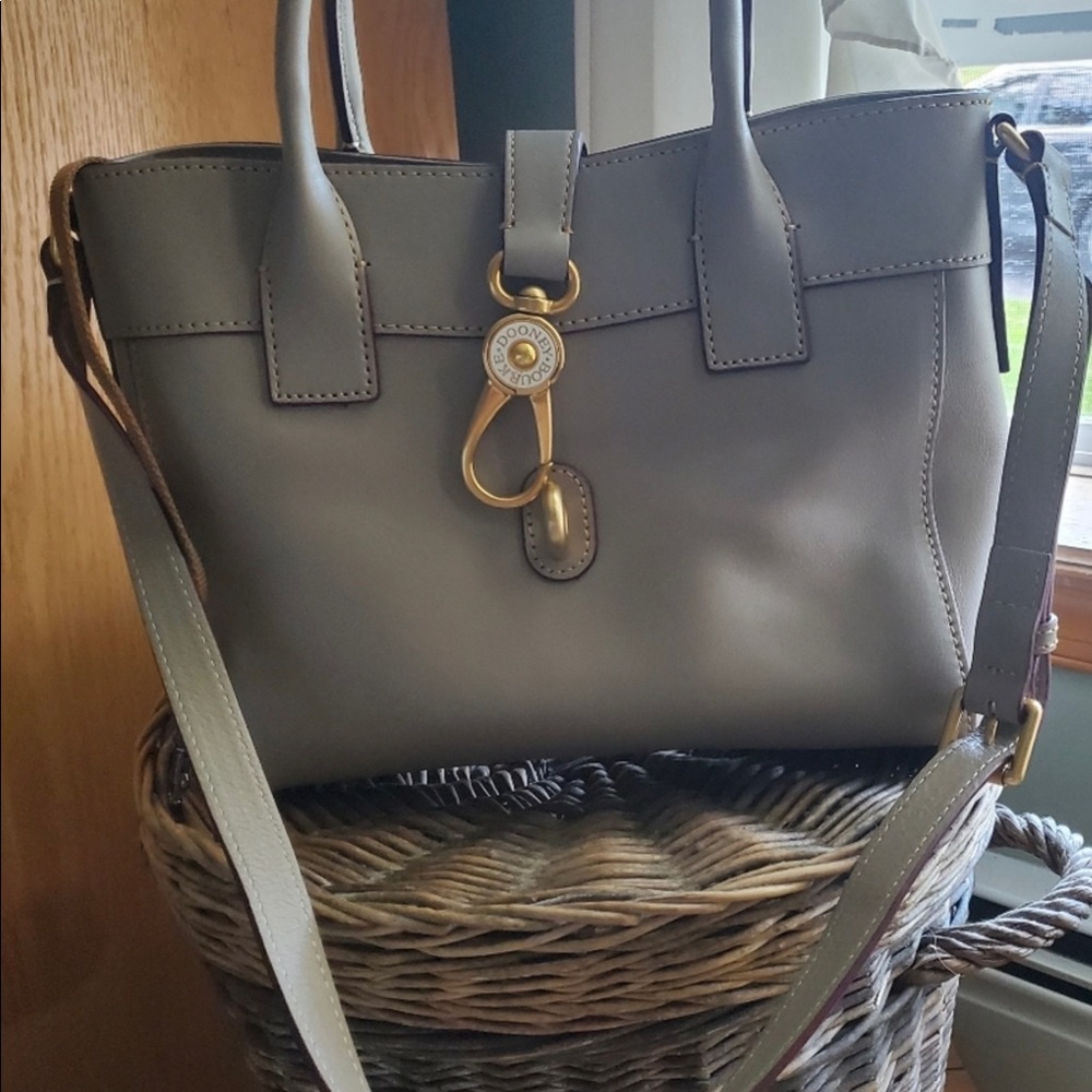 🤍Dooney & Bourke Amelie Tote in grey color🤍